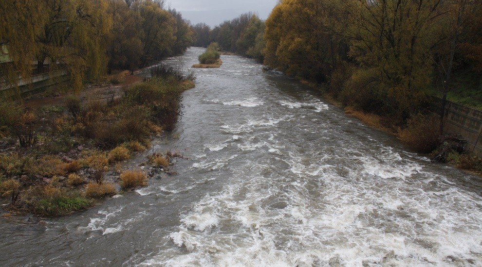 El riu Segre, aquest matí, al seu pas per la Seu d'Urgell