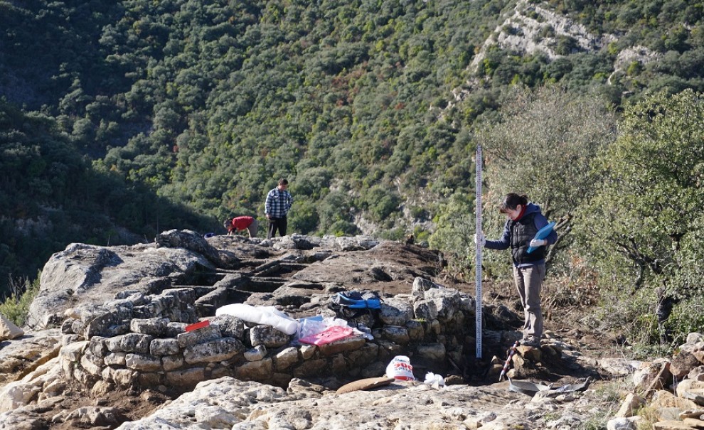 L'equip d'arqueologia treballant al jaciment de Sant Martí de les Tombetes