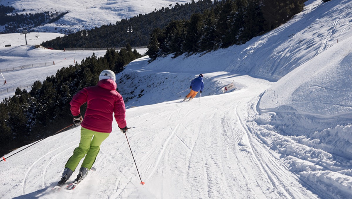 Esquiadors baixant per una pista en una estació de FGC