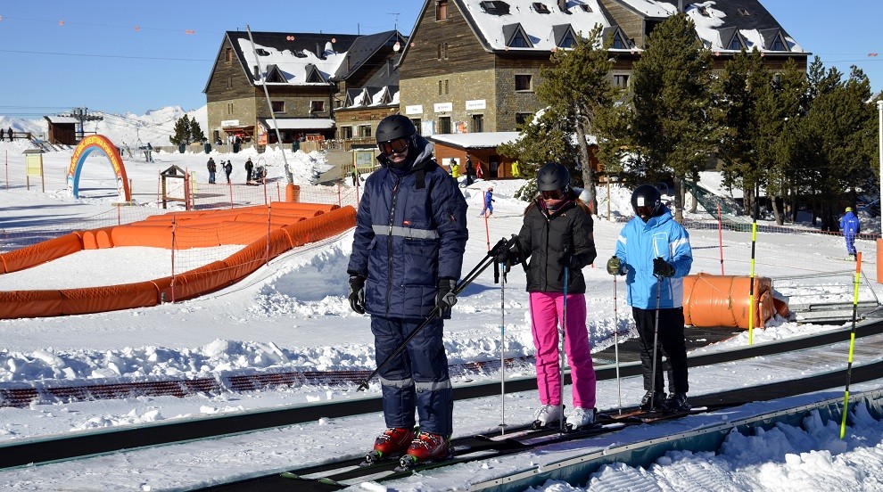 Tres esquiadors estrenant la temporada el passat dissabte a Port Ainé