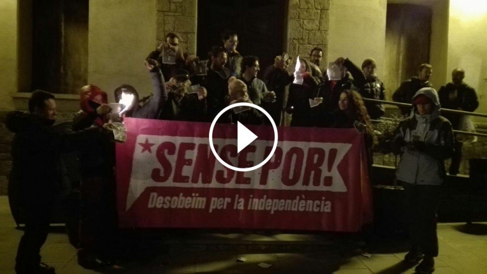 Membres de la CUP de Sort i del Pallars cremant fotografies del monarca espanyol a Sort