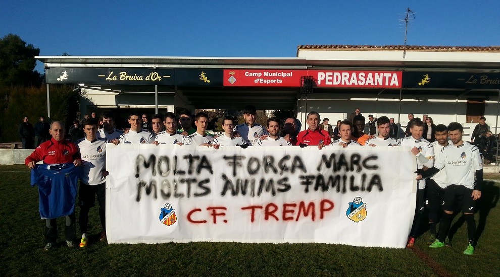 La plantilla i la directiva del CF Tremp van donar el seu suport a Marc Resa