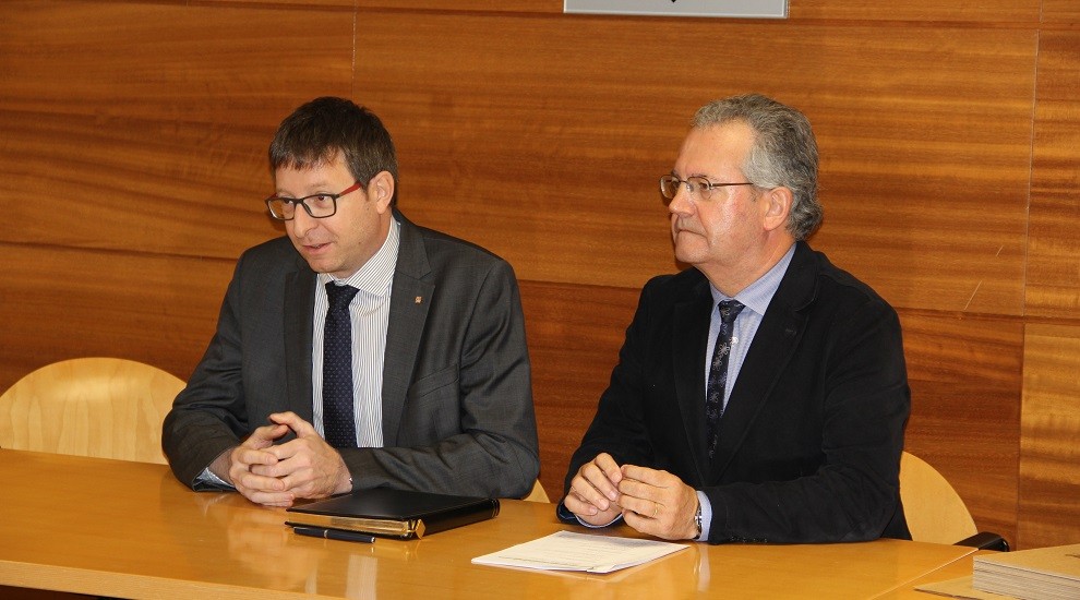 Carles Mundó i Joan Ubach, durant la visita del conseller al consistori trempolí