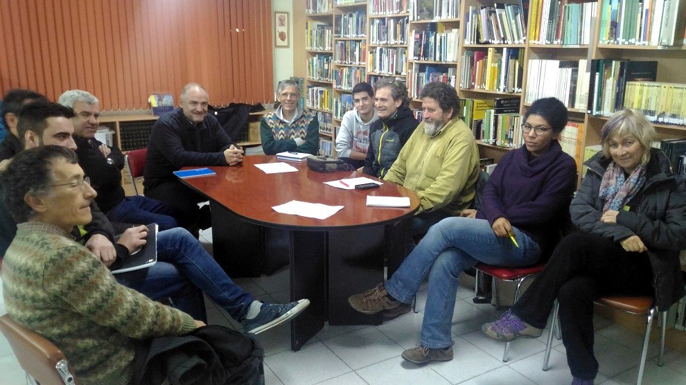 Imatge de grup de la trobada de la plataforma 'Salvem Mont-rebei'