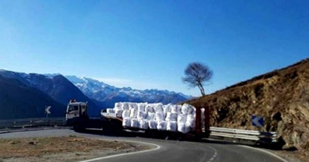 Un camió transportant sacs de neu a Baqueira
