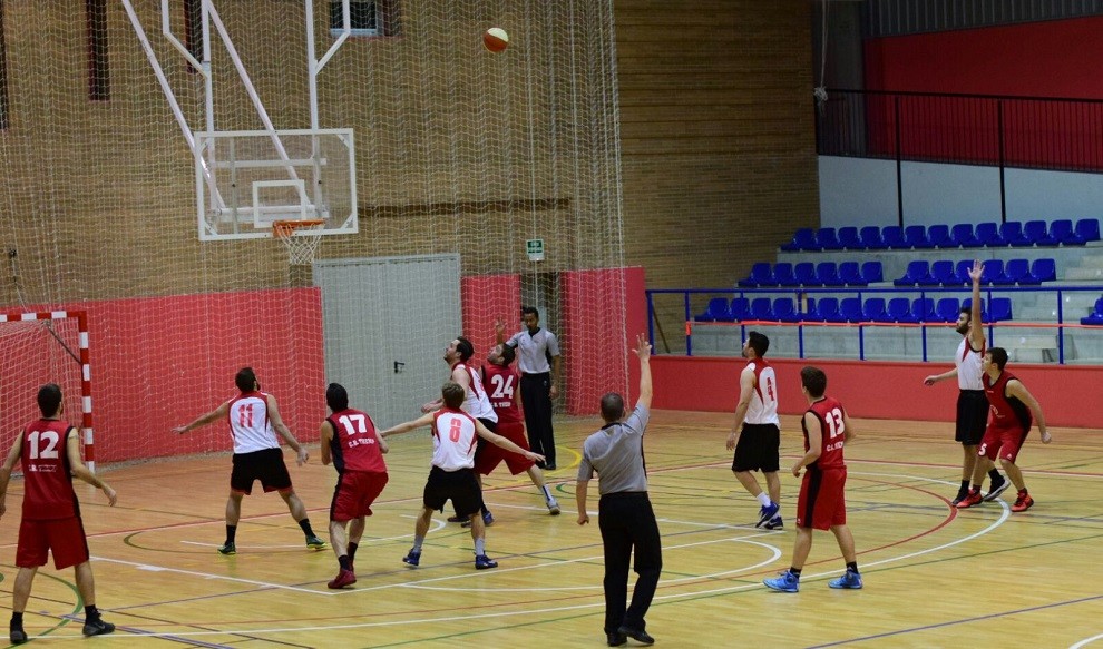 Sergi Viñuela anotant un triple en el darrer quart
