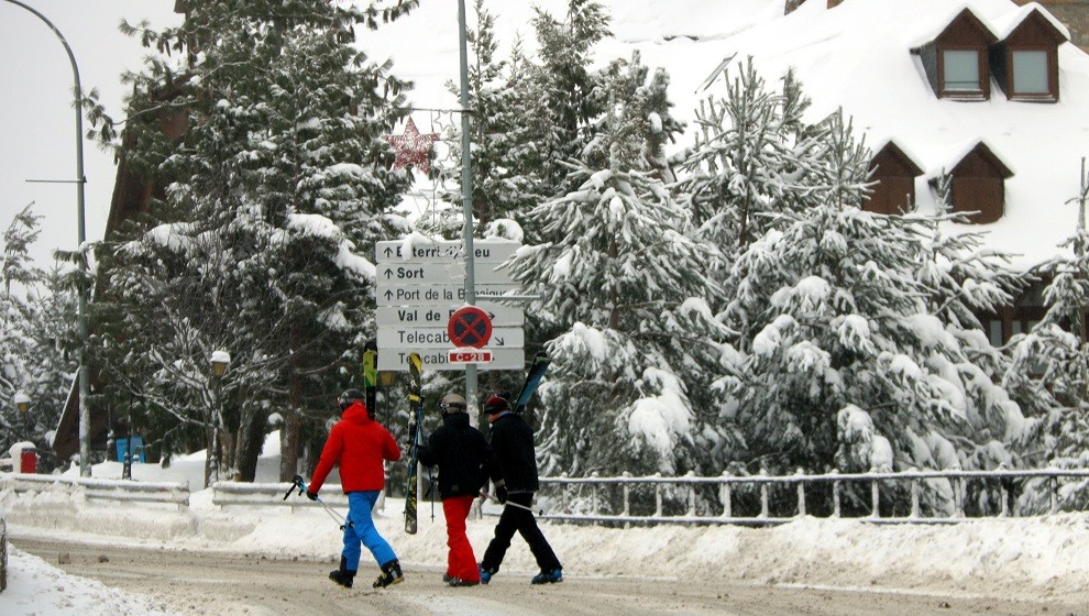 Tres esquiadors caminant per Vaquèira el passat dimecres, després de la nevada