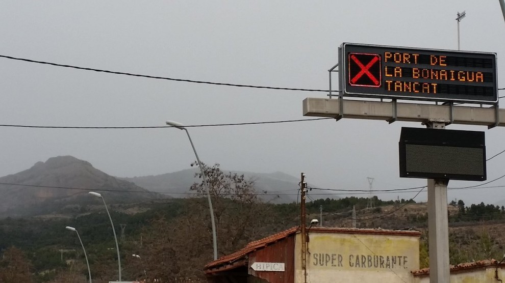 Panell a la Pobla de Segur indicant el tancament del Port de la Bonaigua, aquest diumenge