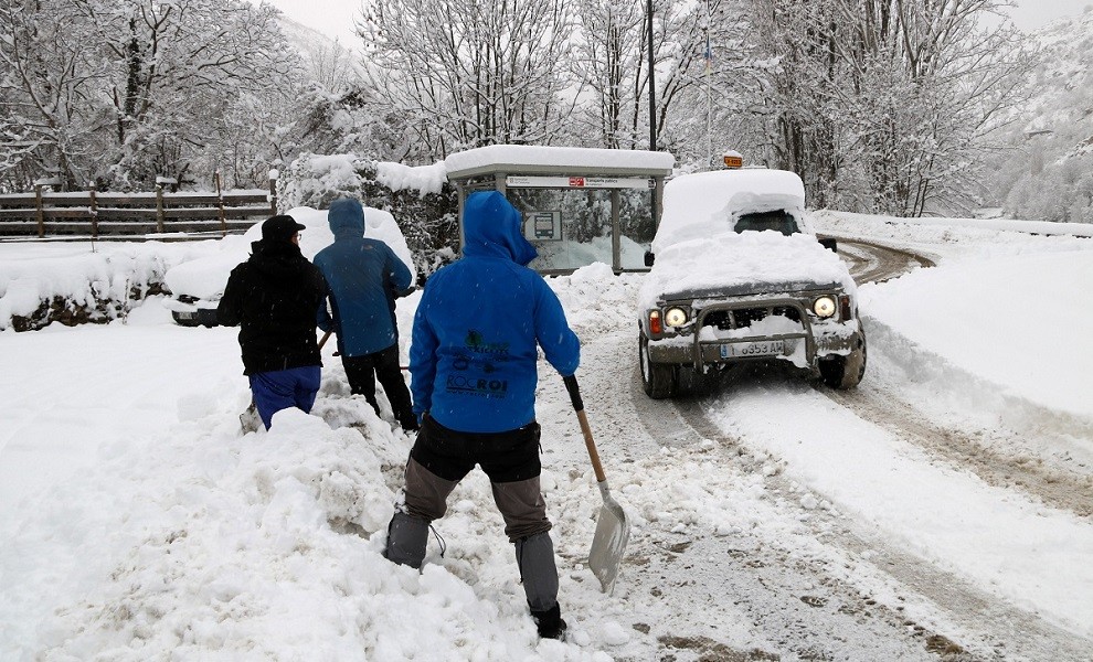 Veïns treient la neu de la carretera i un vehicle tot terreny amb dificultats per circular, aquest matí a Altron