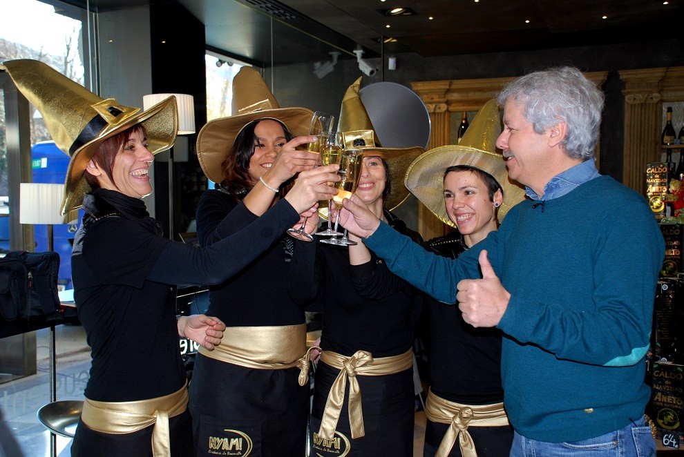 Xavier Gabriel celebrant amb part del seu equip un dels premis que ha repartit els darrers anys