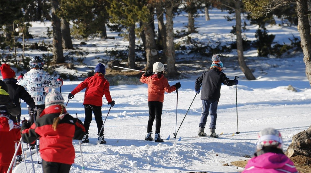 Escolars del Pirineu practicant l'esquí nòrdic