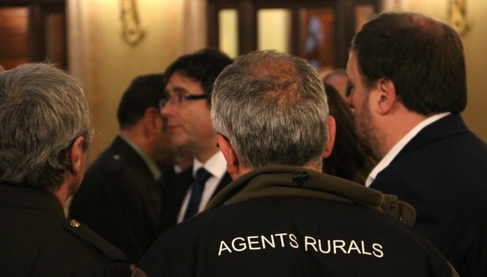 Agents Rurals al Parlament abans del minut de silenci en motiu del crim d'Aspa