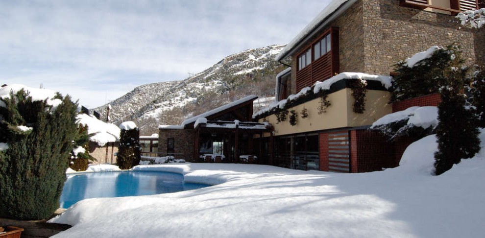 Un establiment hoteler del Pallars Sobirà cobert de neu