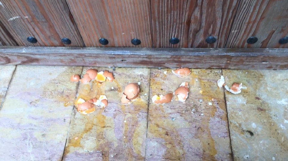 Detall dels ous llançats a la porta santa de la basílica