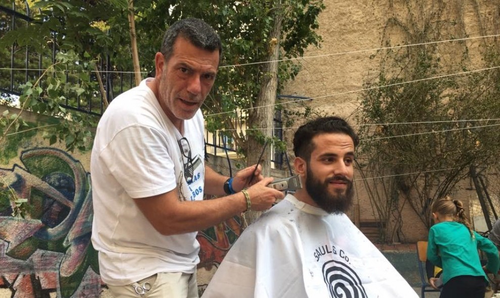 Saúl Sancho, de Tisores Solidàries, tallant els cabells a un refugiat a Lesbos