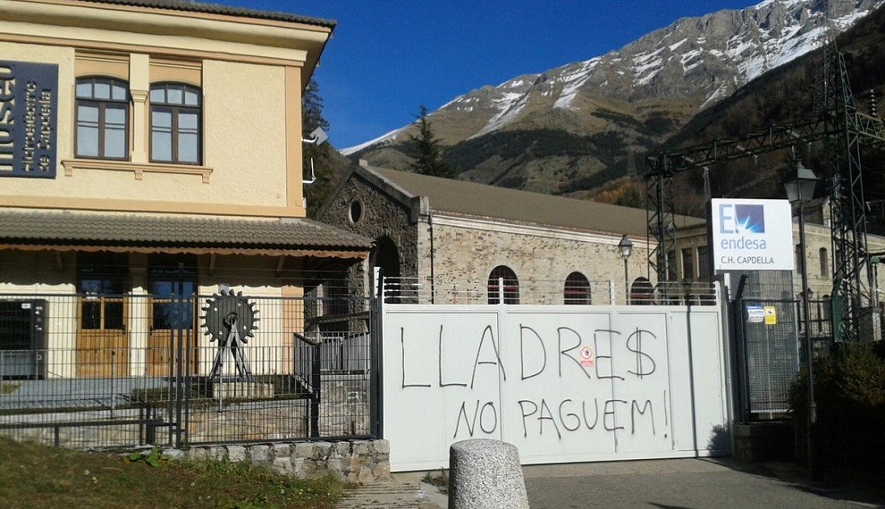 Pintada contra Endesa a la central hidroelèctrica de Capdella