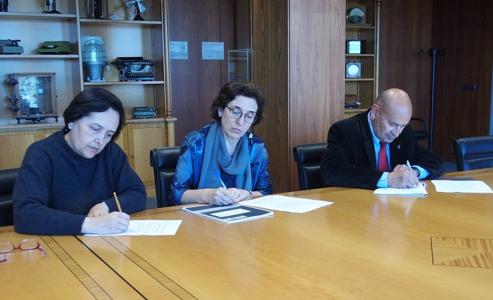 Buesa i Dalmau signant, aquest matí, el conveni de cessió