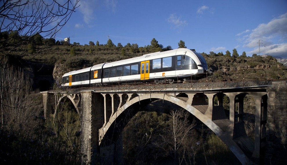 El tren de la línia Lleida-la Pobla, al seu pas pel Pallars Jussà