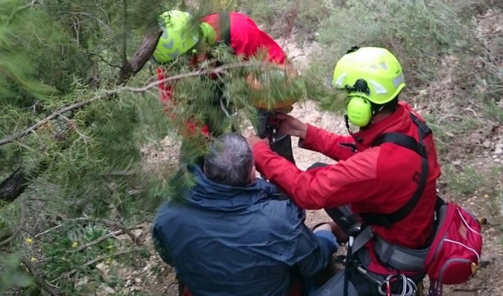 Els Bombers en el moment de localitzar el ferit