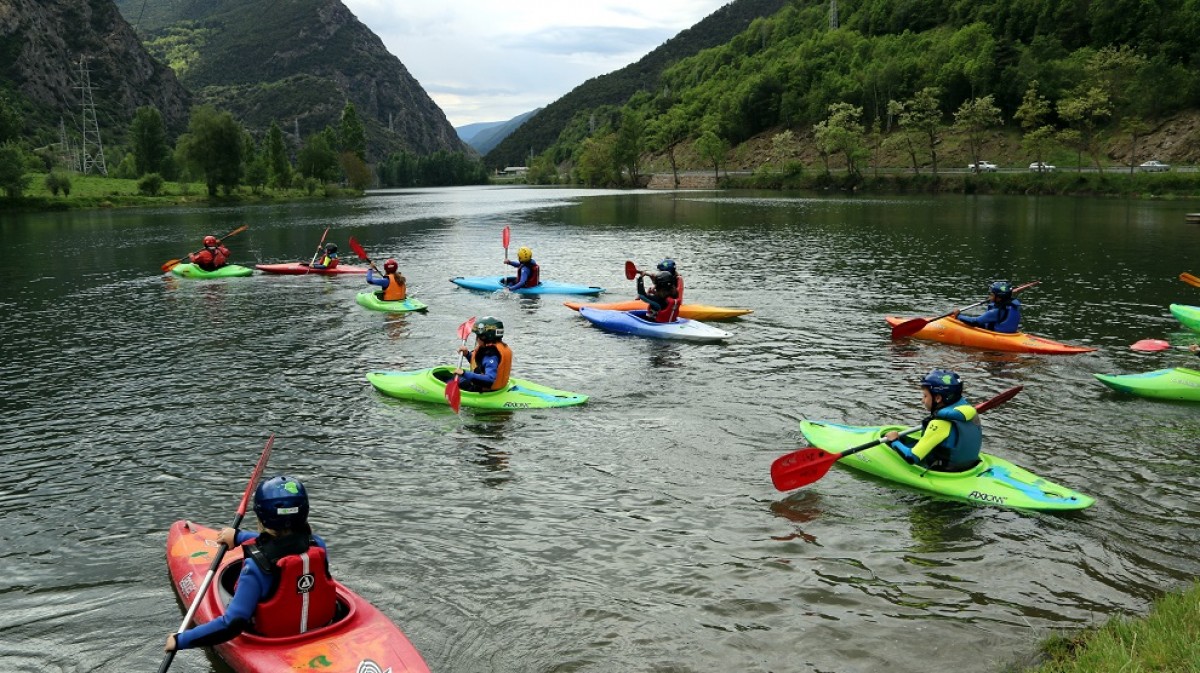 Alumnes del Pallars Sobirà practicant piragüisme al pantà de la Torrassa