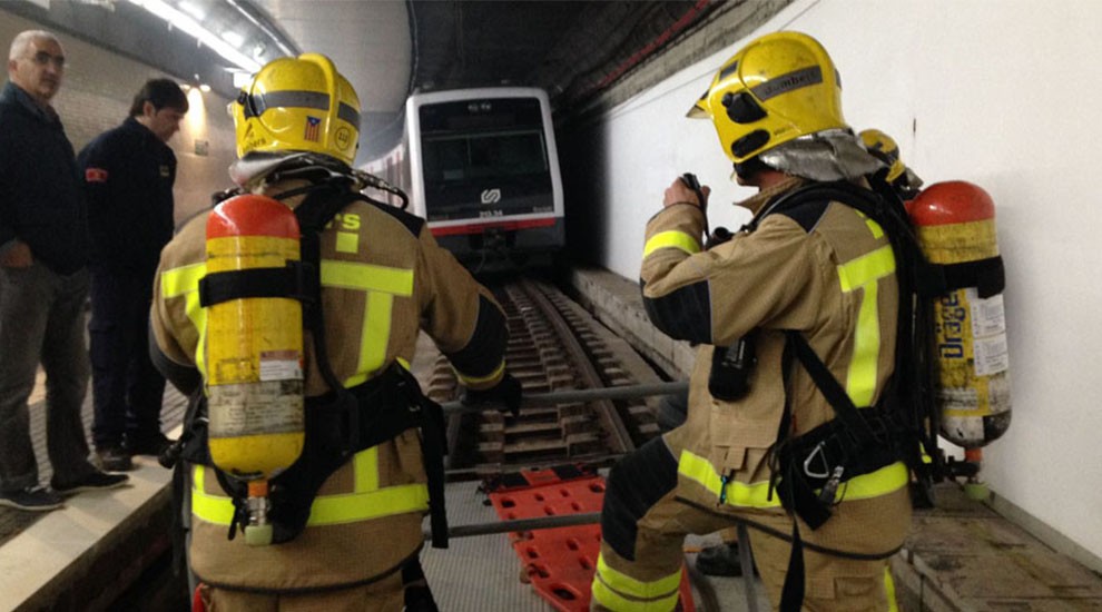 Membres dels Bombers realitzant l'exercici de prova dels carretons
