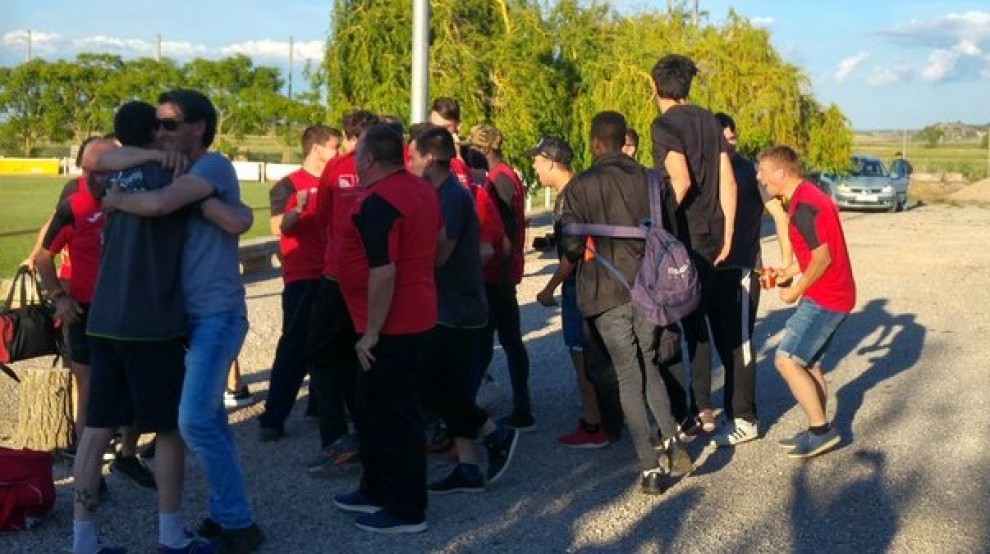 La plantilla del CF Tremp celebrant el títol i l'ascens a Anglesola