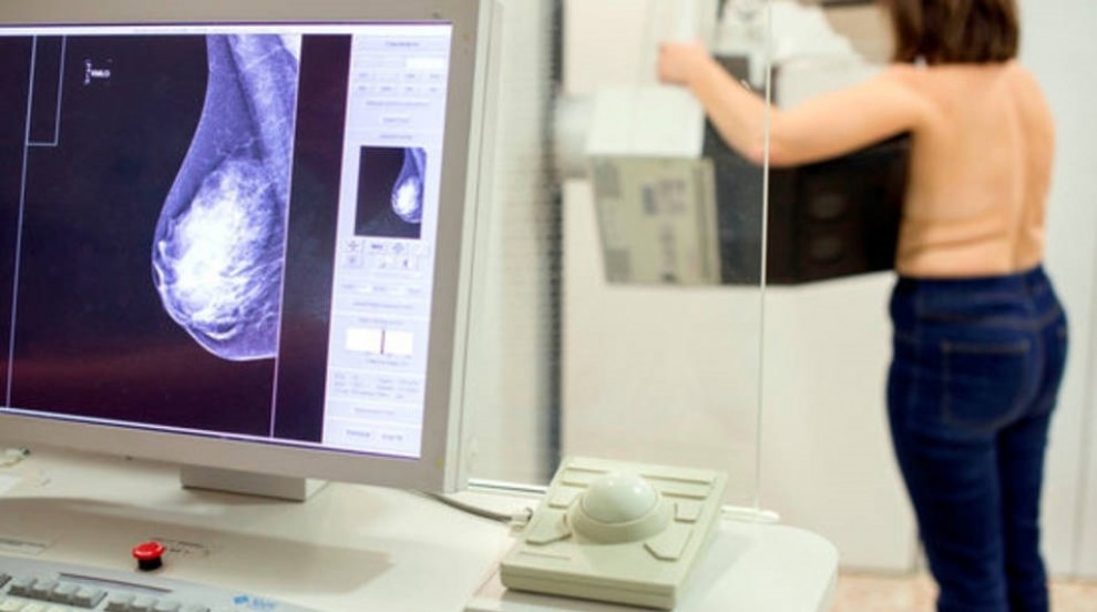 Imatge d'arxiu d'una dona fent-se una mamografia en un centre de salut
