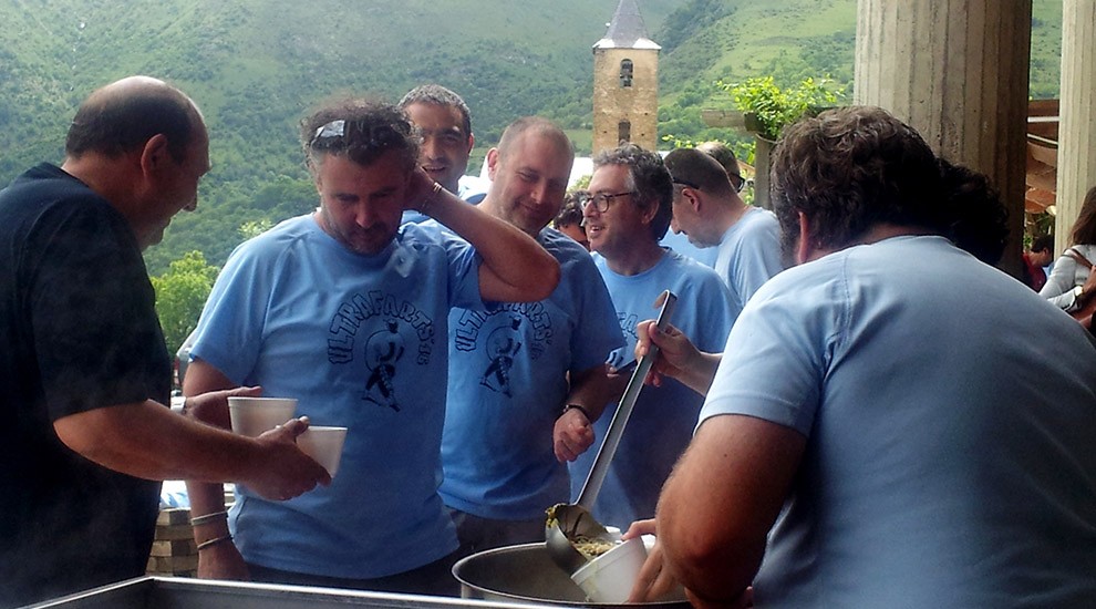 Els participants de l'edició anterior parant a dinar a Llessui