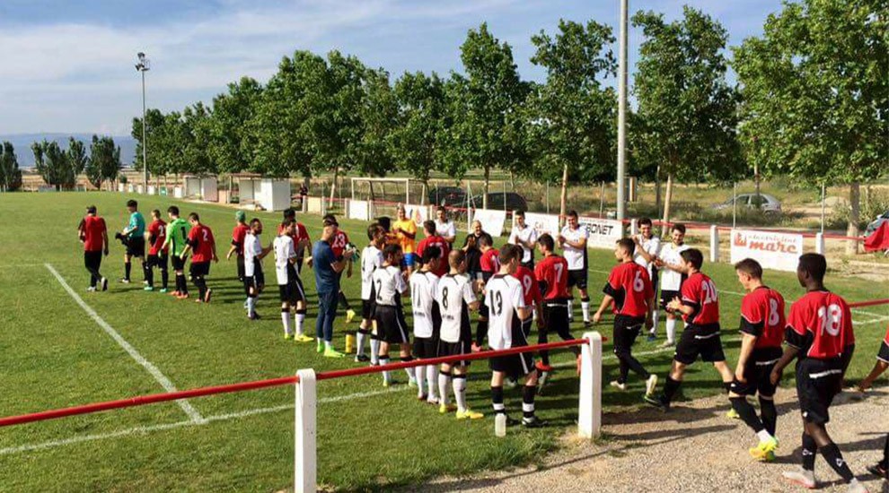 Abans del partit, el Vallfogona va fer el passadís als campions