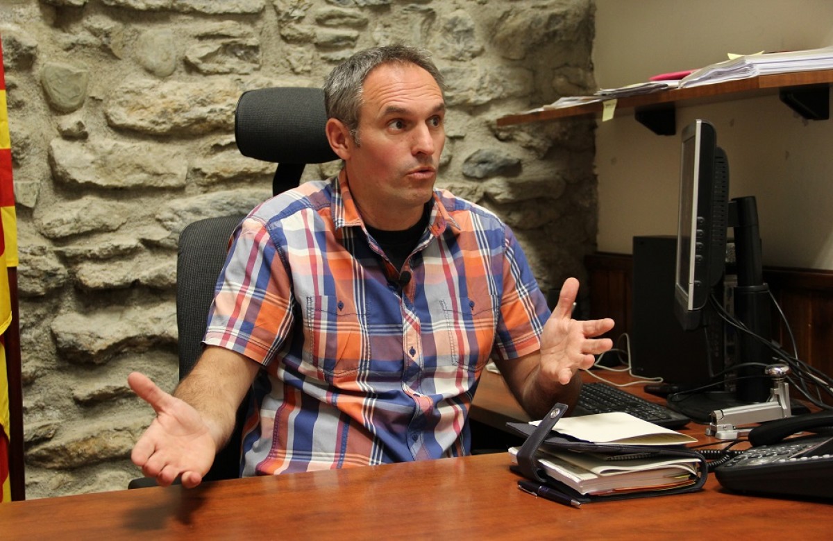 L'alcalde de Sort, Raimon Monterde, atenent l'entrevista de Pallars Digital
