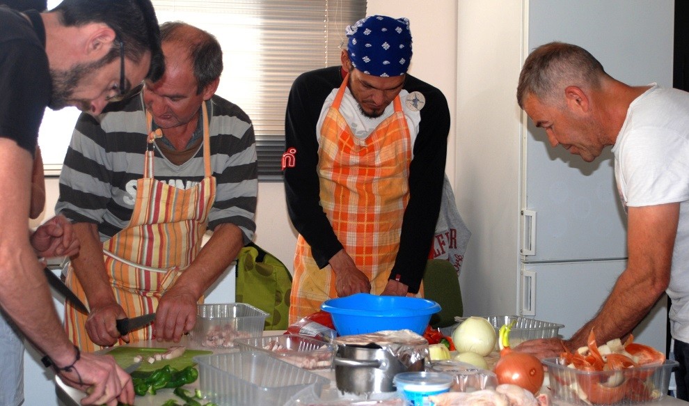 Alguns dels participants del curs elaborant un plat.