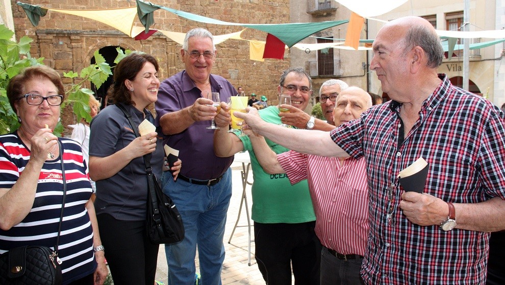 Un grup de persones brinden en la passada edició de la Fira del Vi de Talarn
