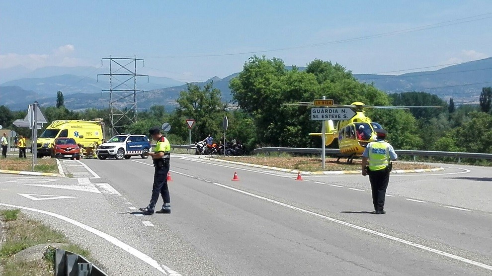 L'helicòpter del SEM ha aterrat a la mateixa carretera per atendre la víctima