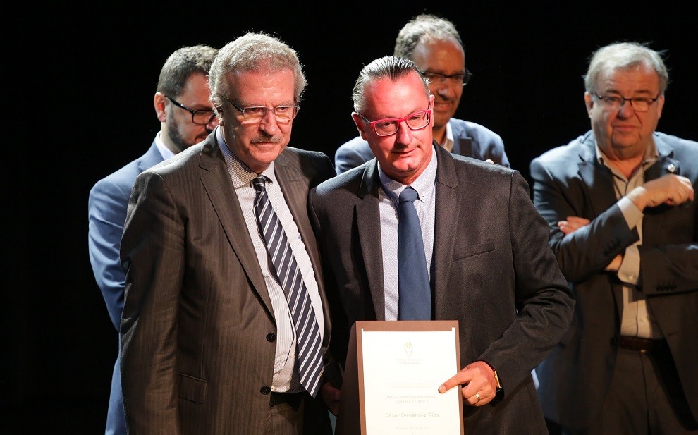 El trempolí César Fernández, recollint el premi de mans del president de la Federació