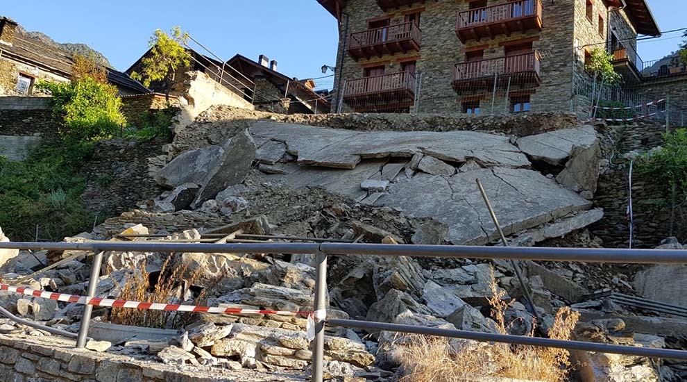 Imatge de l'esfondrament del mur a la localitat d'Araós