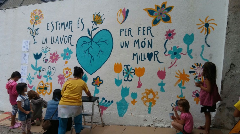 Un dels actes destacats de la festa major ha estat la pintada d'un mural 