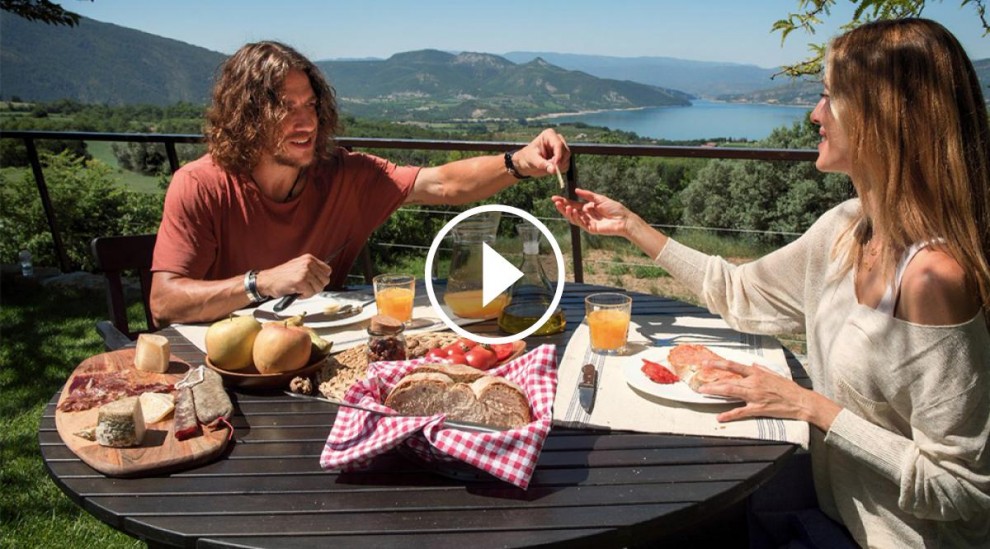 Carles Puyol i Vanesa Lorenzo, en el vídeo de promoció de turisme
