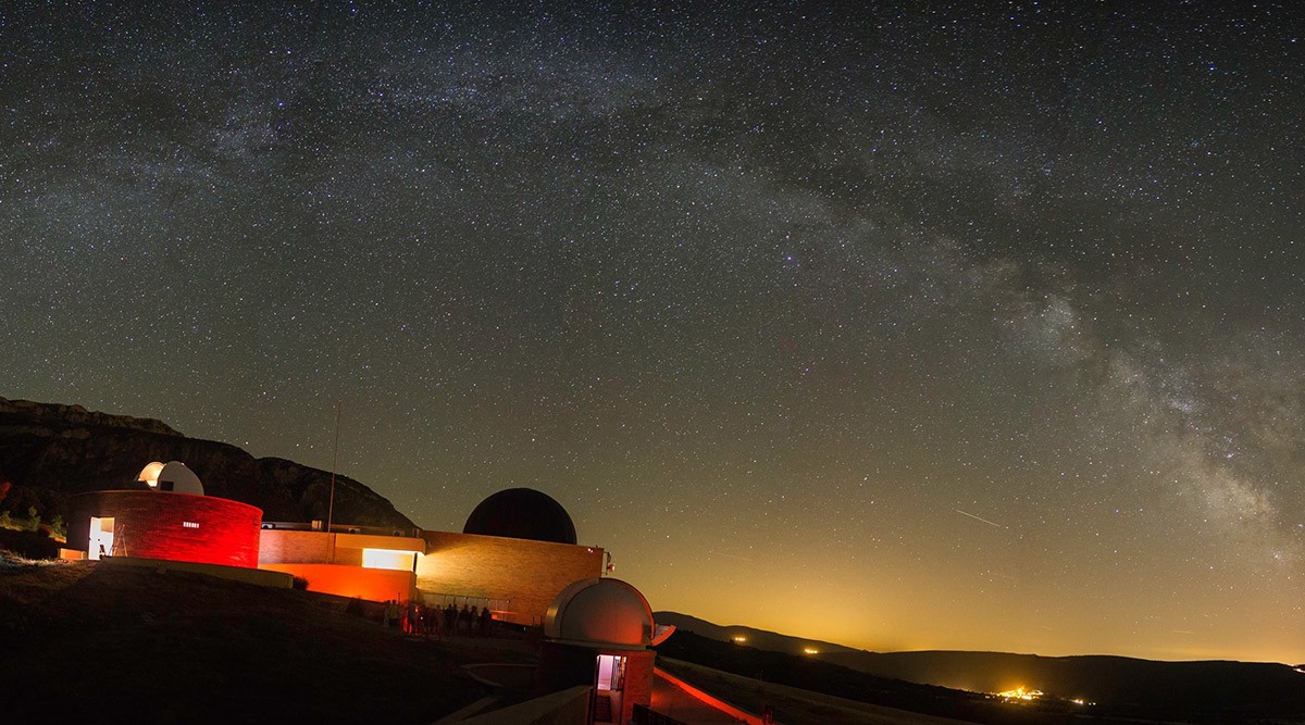 El Centre d'Observació de l'Univers, a Àger, de nit