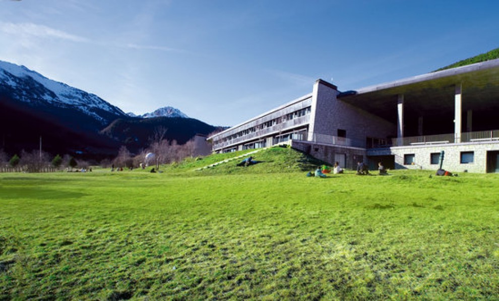Imatge exterior de l'edifici de MónNatura Pirineus, al Pallars Sobirà
