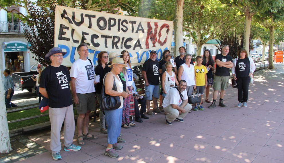 Els manifestants contra la MAT, en una concentració a l'agost