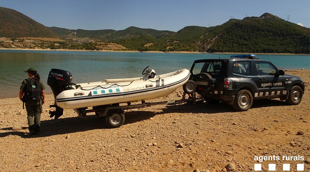 Els Agents Rurals inspeccionant embarcacions al pantà de Sant Antoni