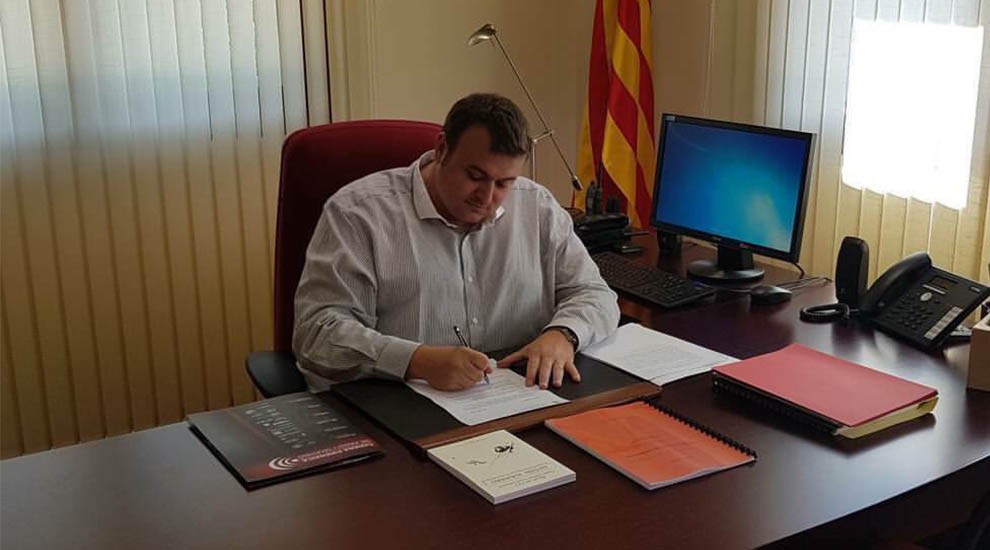 L'alcalde de Rialp, Gerard Sabarich, signant el decret