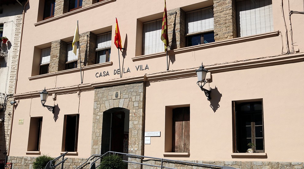 La façana de l'ajuntament de Sort amb la bandera espanyola