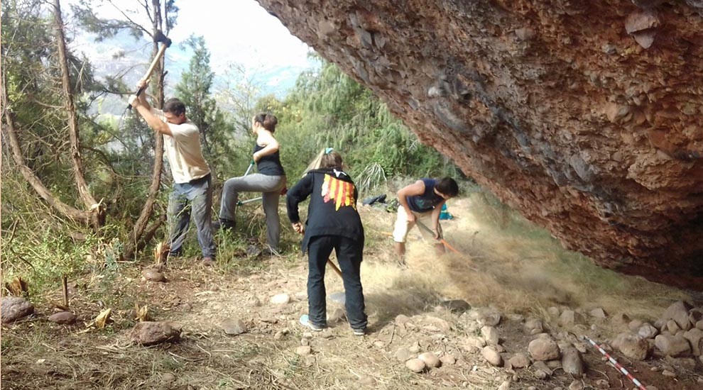 L'equip d'arqueòlegs treballant al jaciment de les Esplugues de Segur