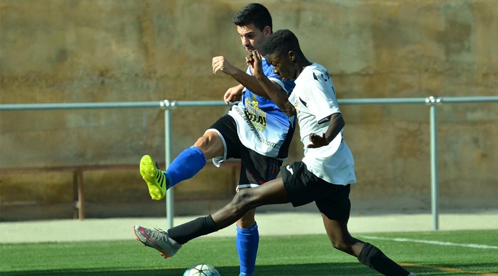 Un jugador del Tremp intenta recuperar la pilota, en una imatge d'arxiu