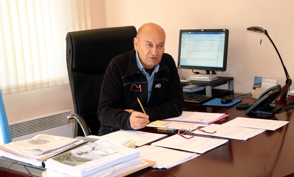 Josep Maria Dalmau, assegut a la taula del seu despatx, en imatge d'arxiu