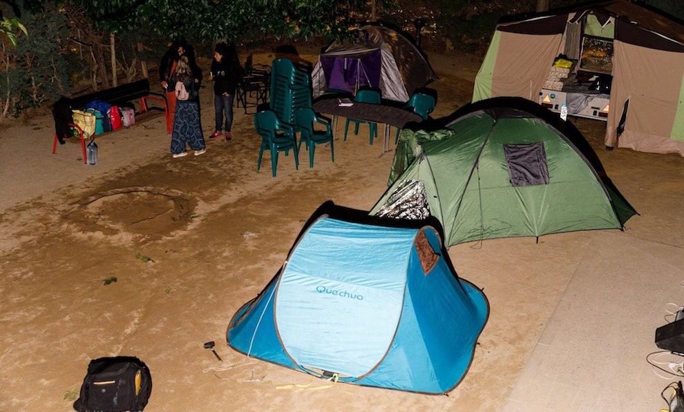 Imatge de l’acampada d’aquesta nit a l’Escola Valldeflors de Tremp