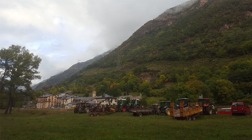 Tractors aparcats al voltant del col·legi electoral de la Vall Fosca