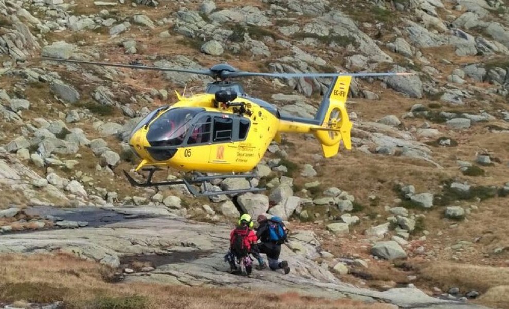 Els Bombers treballant en un rescat a Lladorre