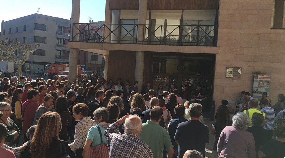 Unes 350 persones s'han reunit davant l'Ajuntament de Tremp